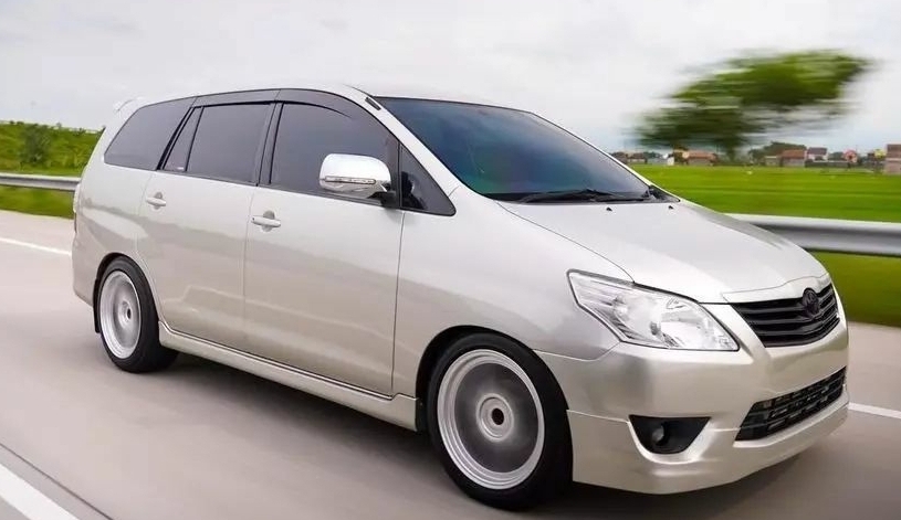 Toyota Kijang Innova Generasi Kedua Pilihan Menarik dalam Mobil Bekas untuk Berlebaran Bersama Keluarga