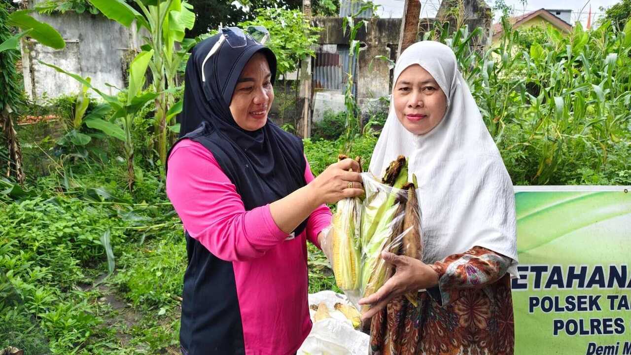 Ada Gerangan Apa, Polsek Tanjung Raja Bagi-Bagi Jagung Ke Warga