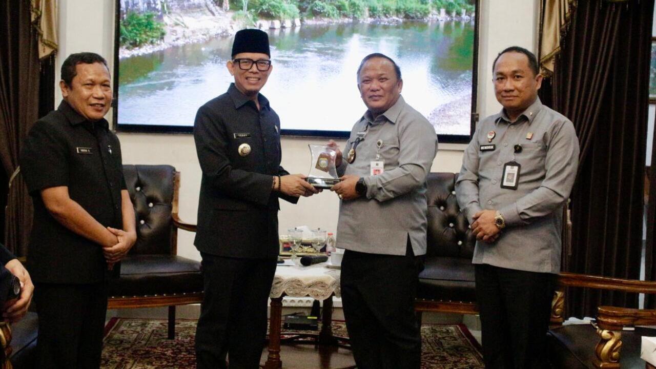 Audiensi dengan Bupati OKU, Kemenkum Sumsel Perkuat Sinergi Pembentukan dan Harmonisasi Produk Hukum Daerah