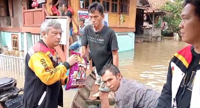 Anggota DPRD Muara Enim Zen Sukri Beri Bantuan Korban Banjir 