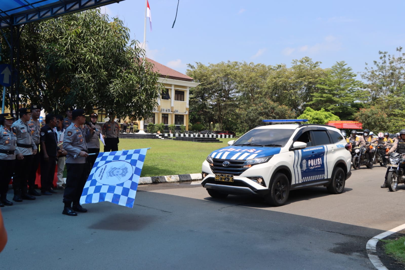 Polres OKU Salurkan Bantuan Sembako hingga Pelosok Desa