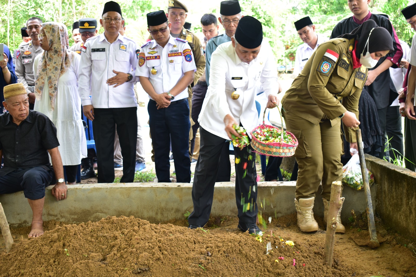 Kasat Pol PP Berpulang, Bupati OKI Lepas hingga ke Peristirahatan Terakhir