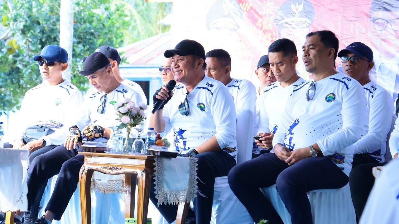 Komitmen Bangun Desa, Herman Deru Serahkan Bantuan Desa dan Sarana Pertanian di OKU Selatan
