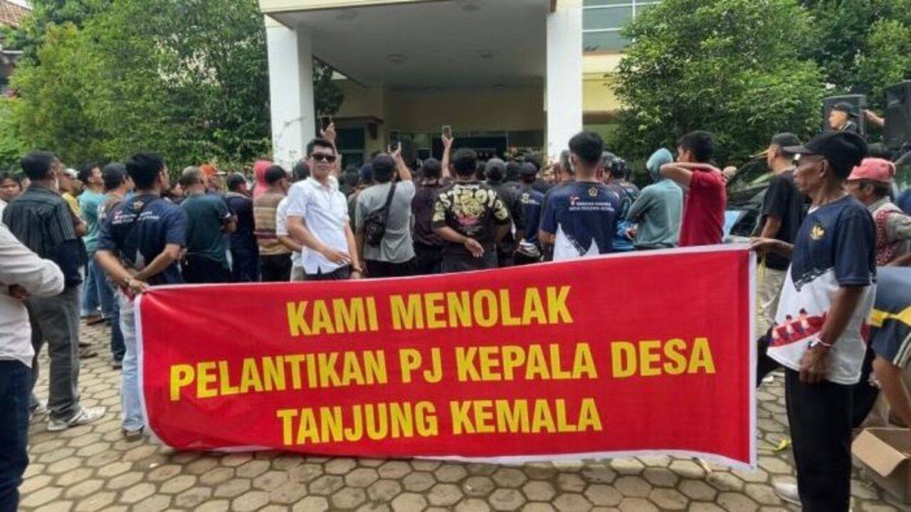  Ratusan Warga Tanjung Kemala Protes Al hasil Pelantikan Pj Kades Dibatalkan