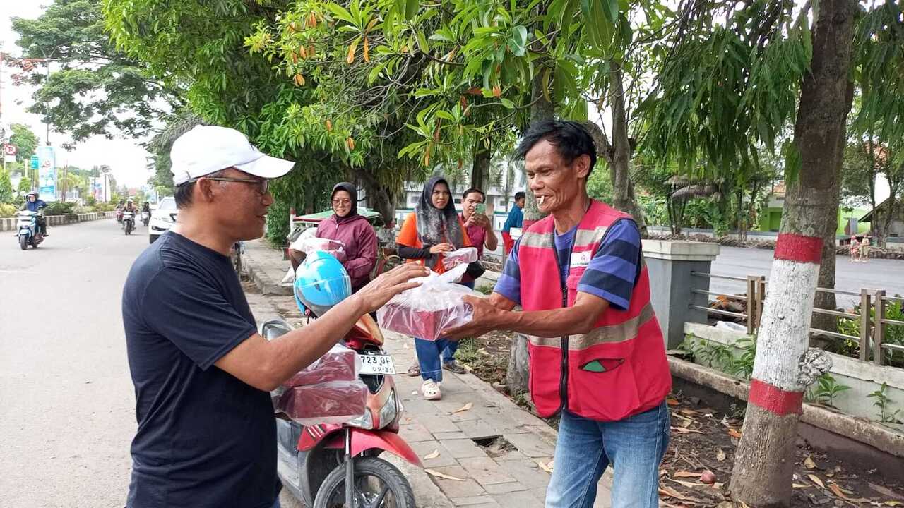 Tahun Baru, DPC PDIP Muara Enim Bagikan 100 Nasi Kotak