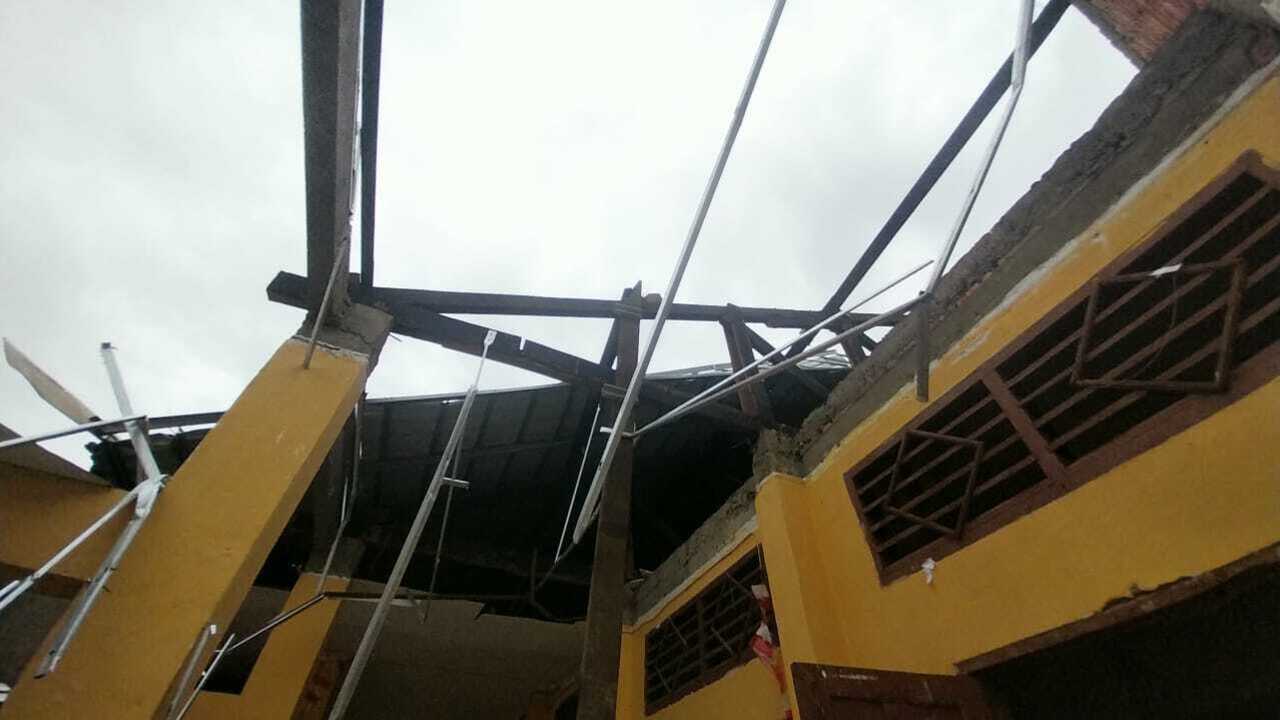 Atap SMP Negeri 39 Gandus Ambruk Diterjang Puting Beliung