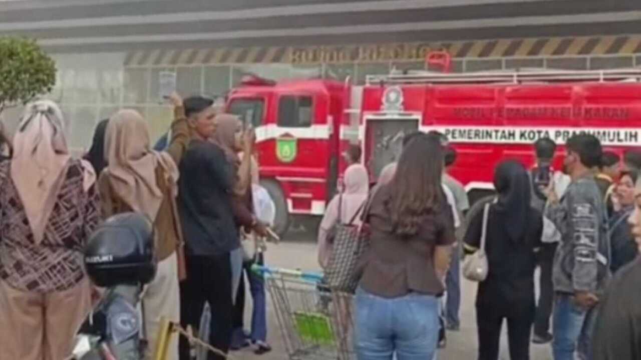 Terdengar Suara Ledakan, Asap Tebal Selimuti Citimall Prabumulih, Pengunjung Panik Berhamburan Keluar