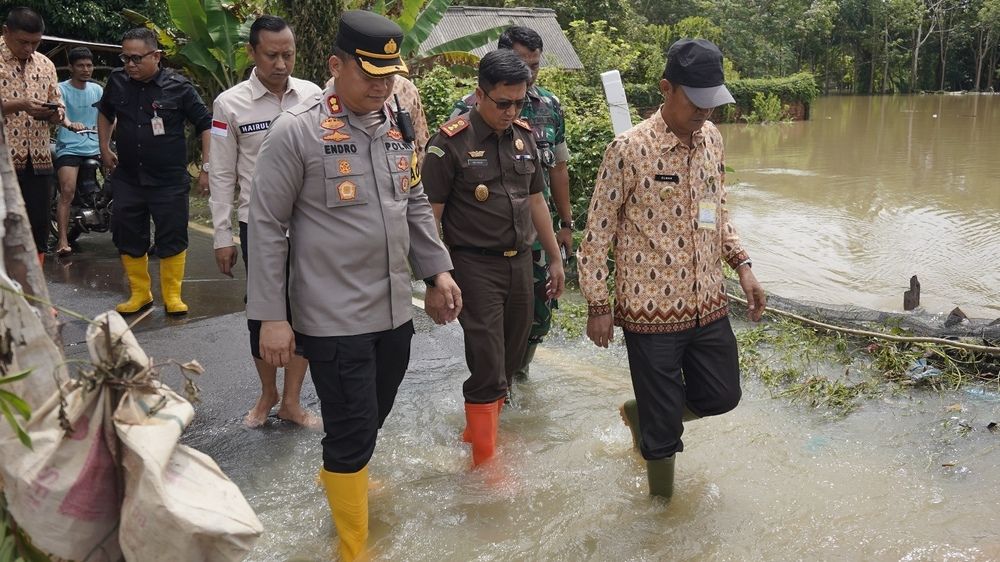 Lihat Perkembangan Banjir Payuputat, Pj Wako Prabumulih Bersama Kajari dan Kapolres Turun ke Lapangan