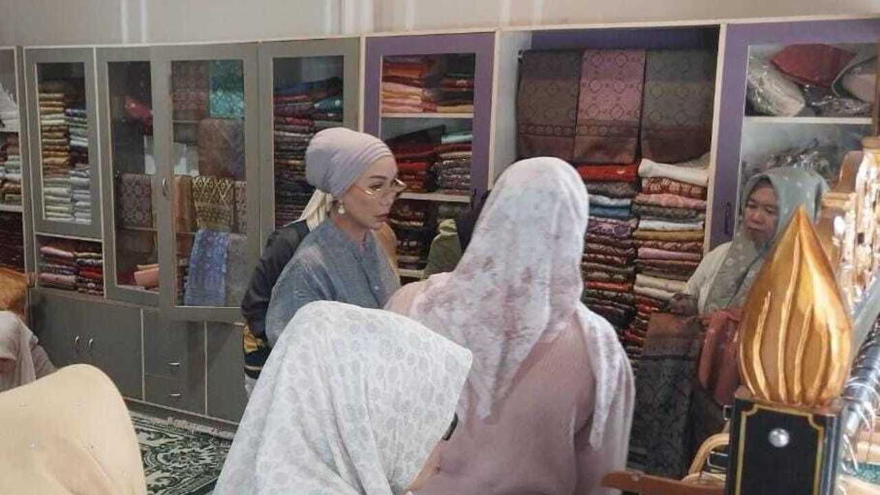 Bhayangkari Kapolda Sumsel Kunjungi Sentra UMKM Elita Songket di Ogan Ilir, Dukung Pelestarian Budaya dan Ekon