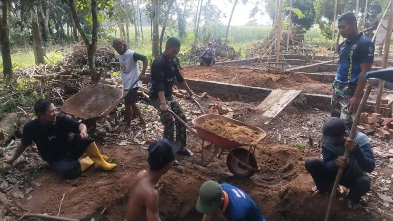 Satgas TMMD Kodim 0403/OKU Mulai Bergerak Gali Pondasi Untuk MCK