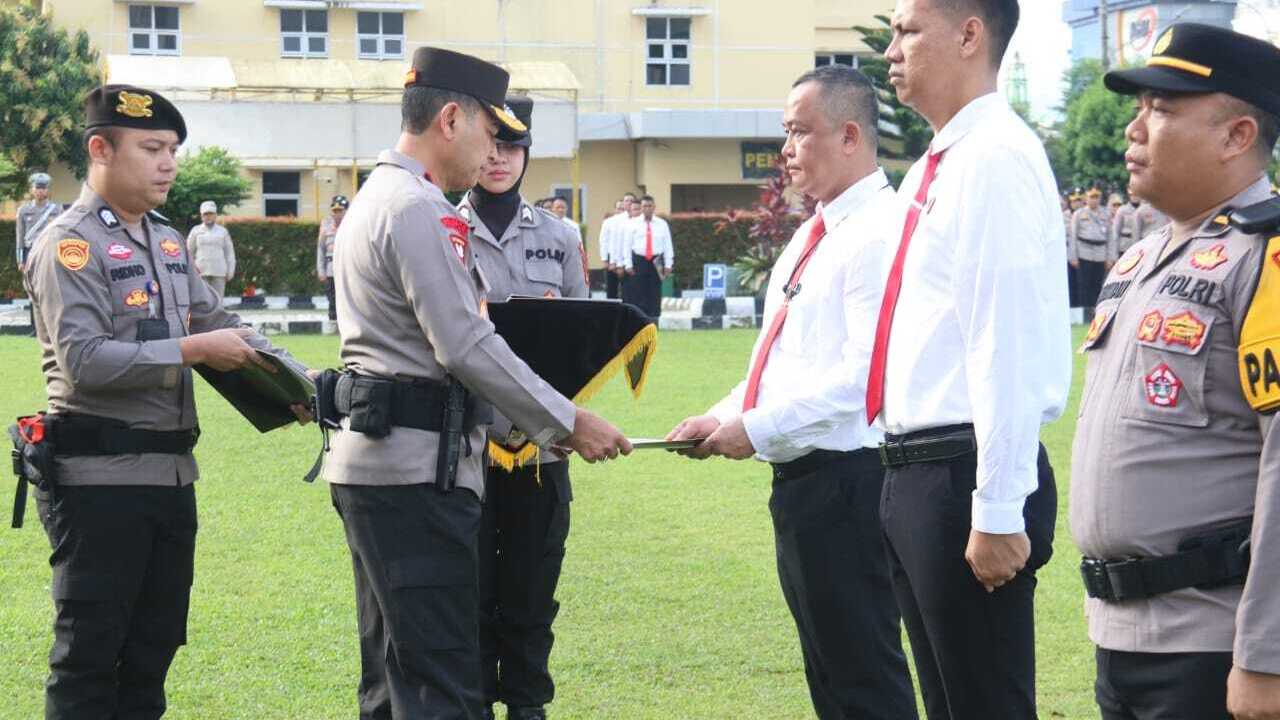 Kasat Reskrim Polres OKU dan Anggota Terima Penghargaan dari Kapolda Sumsel
