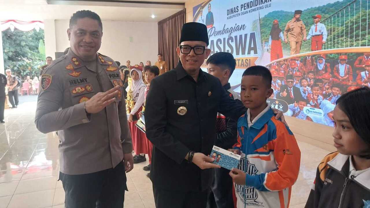 Bupati OKU Serahkan Beasiswa Kepada 253 Siswa Berprestasi