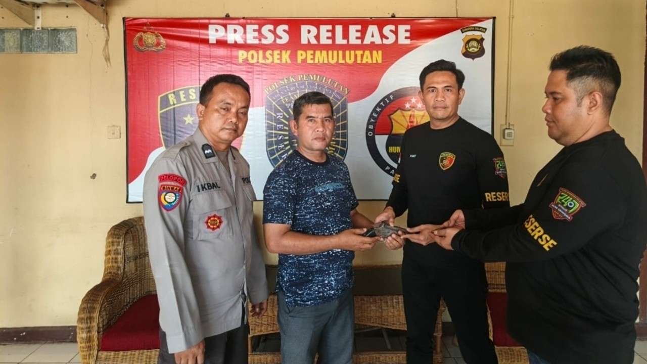 Warga Pemulutan Ilir Serahkan Senpi Rakitan dan Tujuh Amunisi