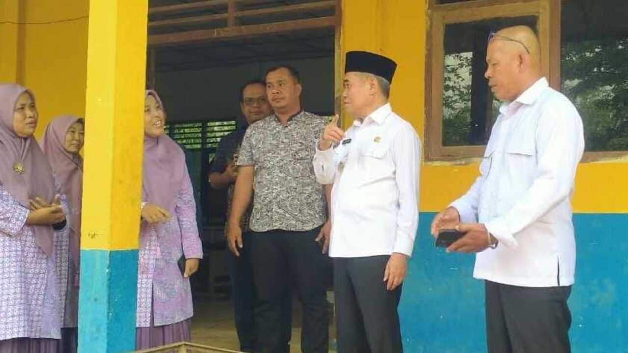 Wabup Ogan Ilir Ardani Tinjau Kondisi SMPN 1 Lubuk Keliat, Janji Perbaikan Fasilitas