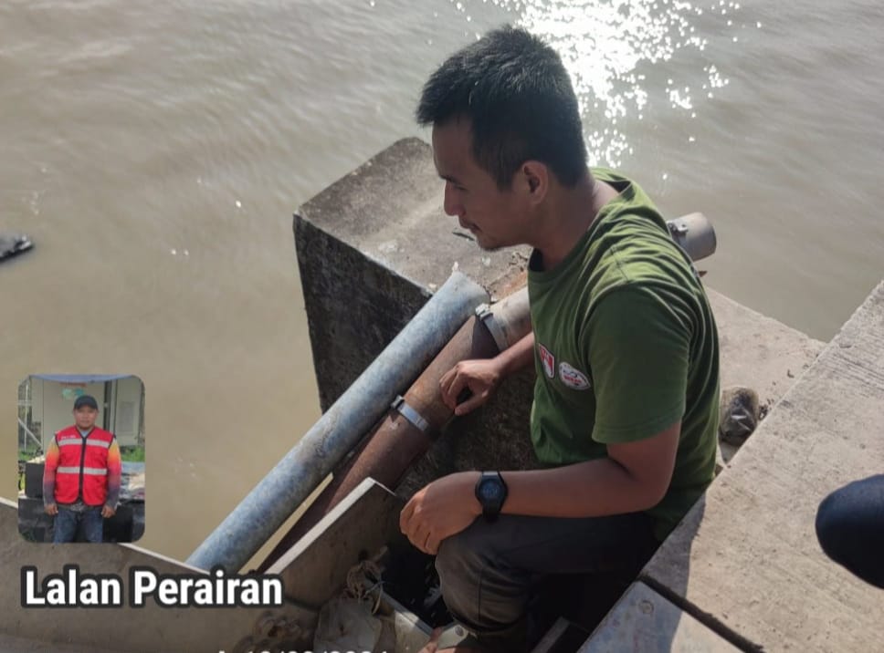 Gerak Cepat, Kominfo Bersama Tim Telkomsel Lakukan Recovery Kabel Optik di Jembatan