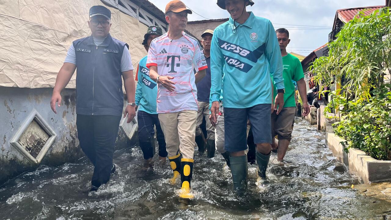 Wali Kota Ratu Dewa Tinjau Genangan Air di SU II, Kerahkan PUPR dan Salurkan Bantuan untuk Warga