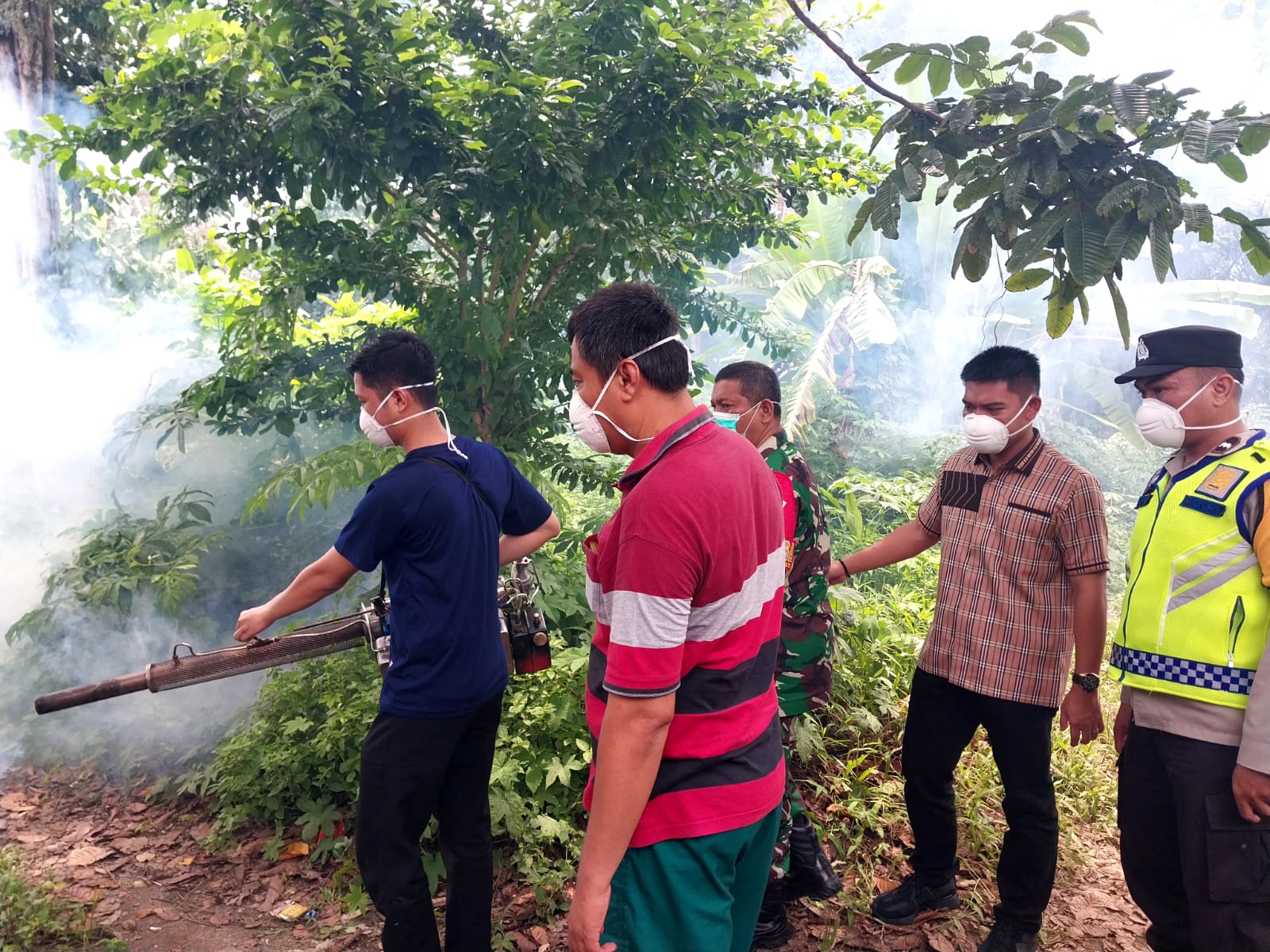 Tekan Kasus DBD, Kelurahan Kemalaraja Lakukan Fogging Massal