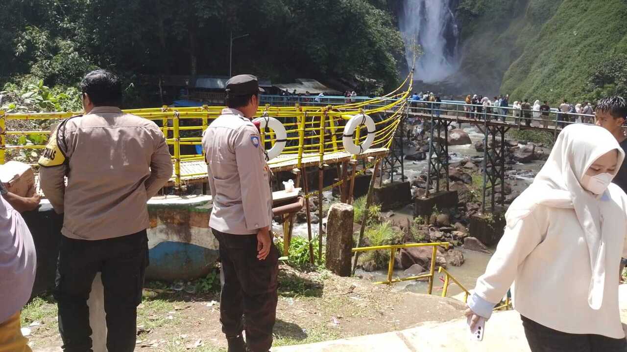 Wisata Air Terjun Bedegung Diserbu Wisatawan