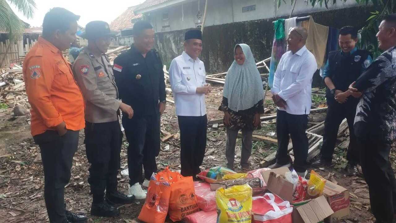 Wabup Ardani Tinjau Rumah Roboh di Talang Tengah Darat, Janjikan Bedah Rumah