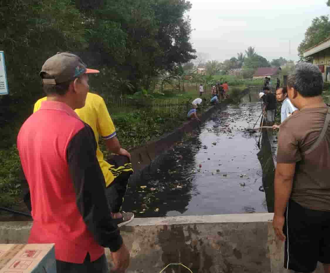 Camat Jakabaring dan Lurah Silaberanti Pimpin Gotong Royong Bersihkan Anak Sungai Aur