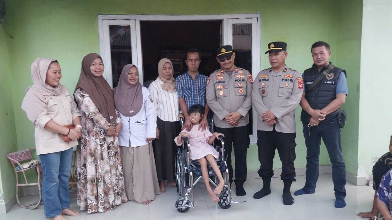 Haru! Momen Inez Bocah Disabilitas di Limbang Jaya Yang Dapat Bantuan Korsi Roda