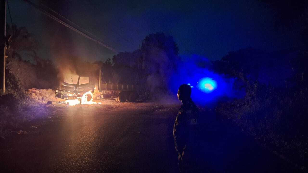 Kabur Usai Serempet Brio, Truk Batubata Dibakar Massa