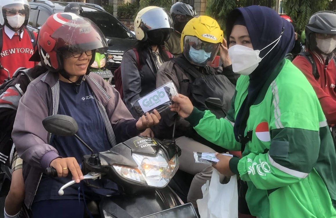Mitra Pengemudi Grab Bagikan Ribuan Masker di Tebalnya Kabut Asap Menyelimuti Palembang