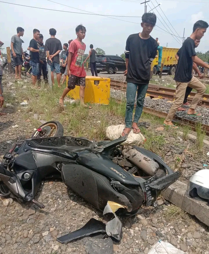 Menerobos Perlintasan Kereta, Motor Pasutri Disambar Babaranjang 