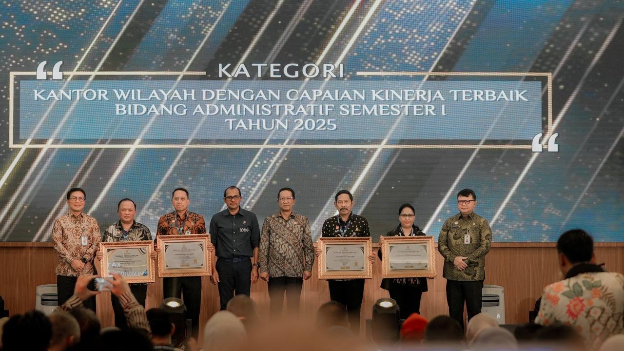 Rakor Pengendalian Kinerja Semester I Resmi Ditutup: Kanwil Kemenkum Sumsel Terima Penghargaan dari Menteri Hu