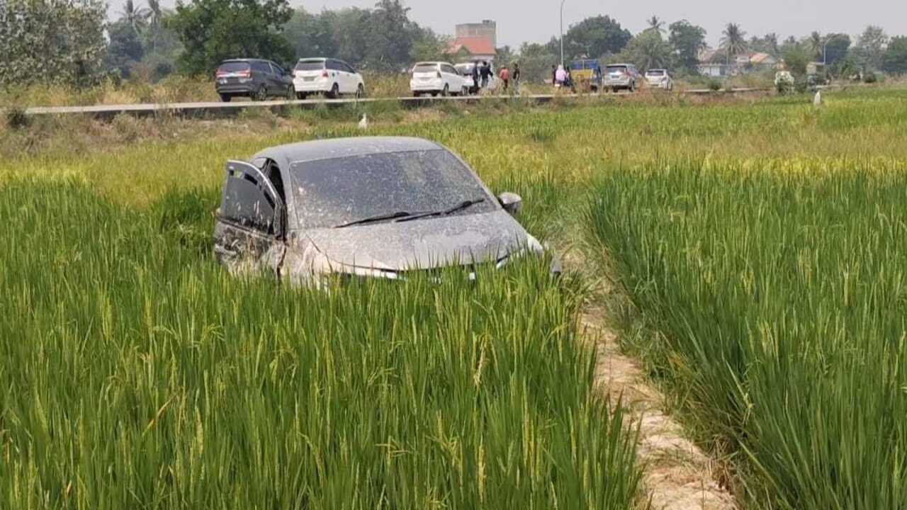 ‎Dikejar Polisi, Mobil Pengedar Narkoba 'Nyungsep' Ke Sawah Warga