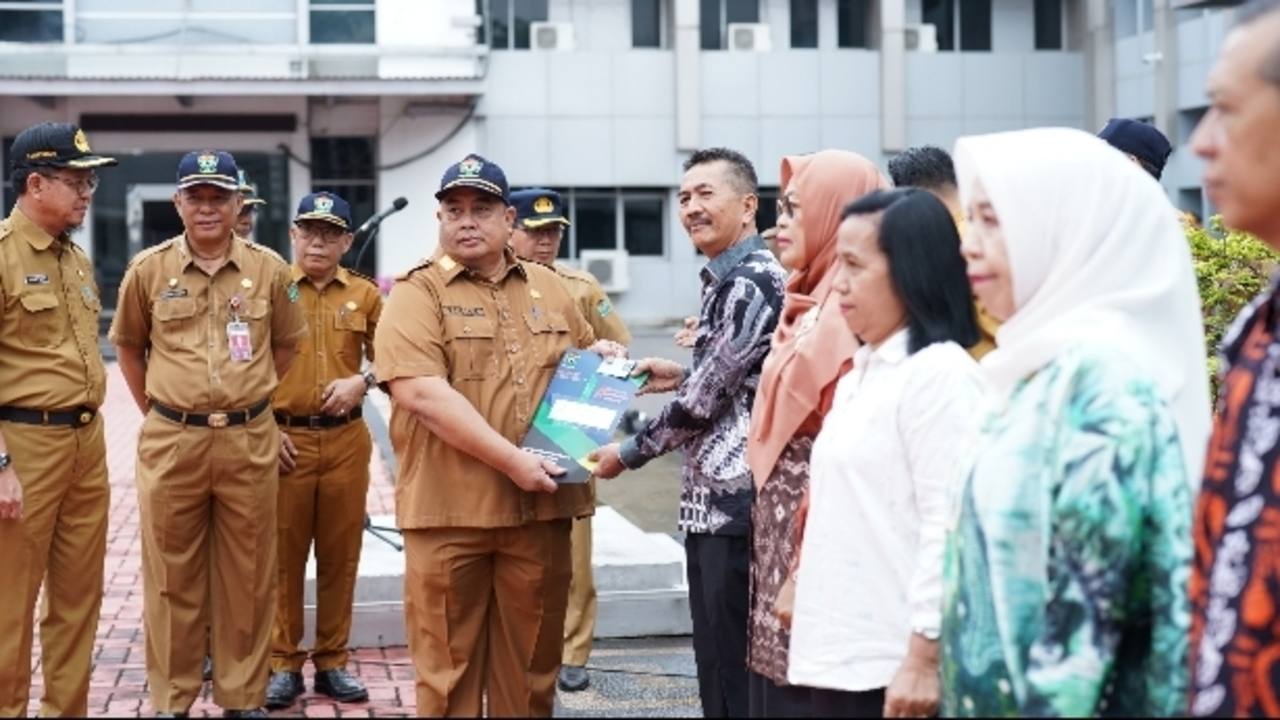 Apel Perdana Awal Tahun, Sekda Serahkan SK Pensiun Pegawai