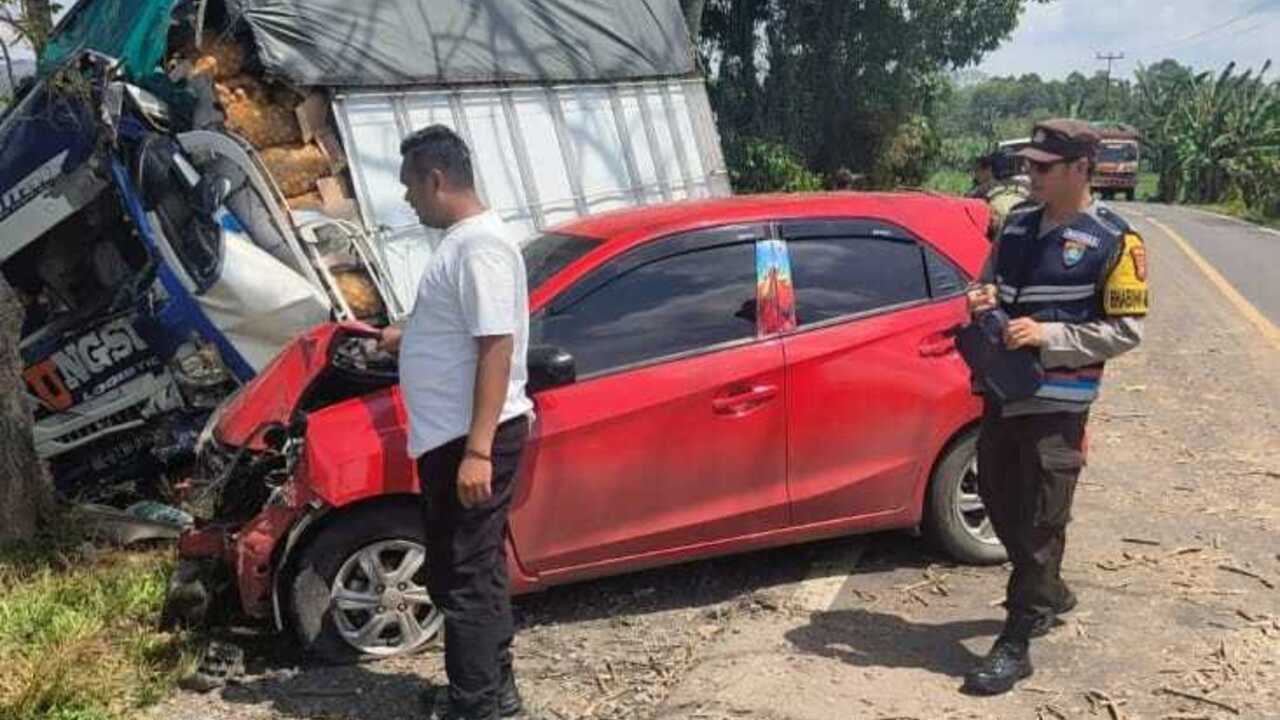 Brio dan Truk Adu Kambing di Jalinsum OKU