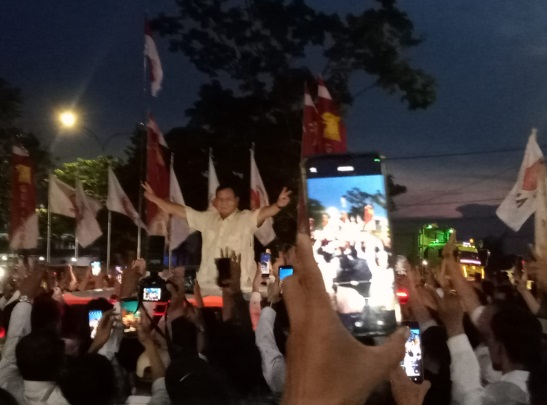 Warga Ramai-ramai Sewa Angkot untuk Bertemu Prabowo Subianto di Palembang