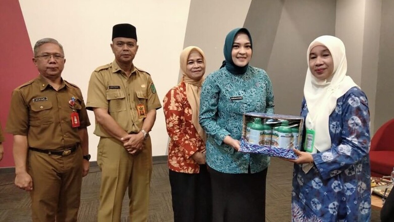 Pemkot Prabumulih Salurkan Pupuk Organik Cair Gratis untuk 60 Kelompok Tani dan KWT 