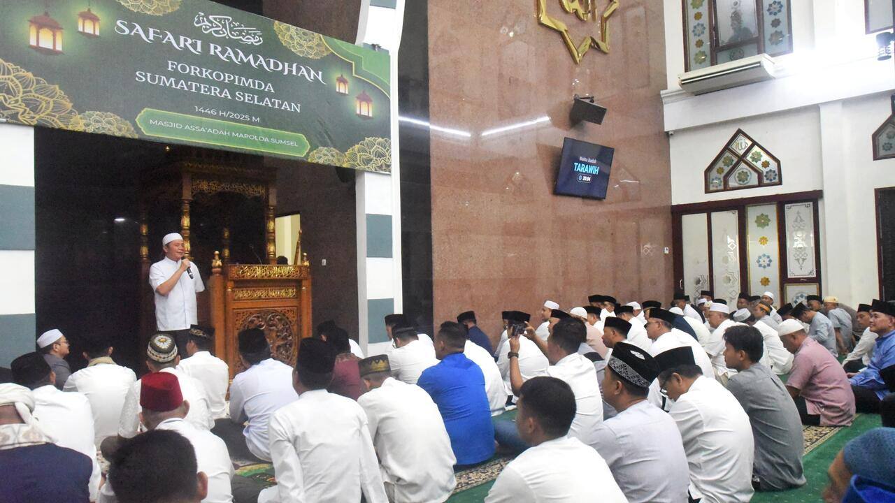 Gubernur Herman Deru dan Wagub Cik Ujang  Sholat Isya dan Tarawih Berjemaah di Masjid As-Sa'adah Mapolda Sumse