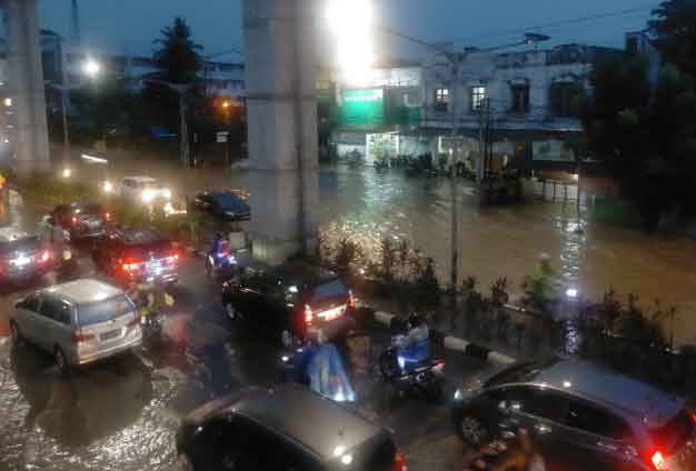 Motor Mogok Terobos Banjir, Begini Cara Mengatasinya