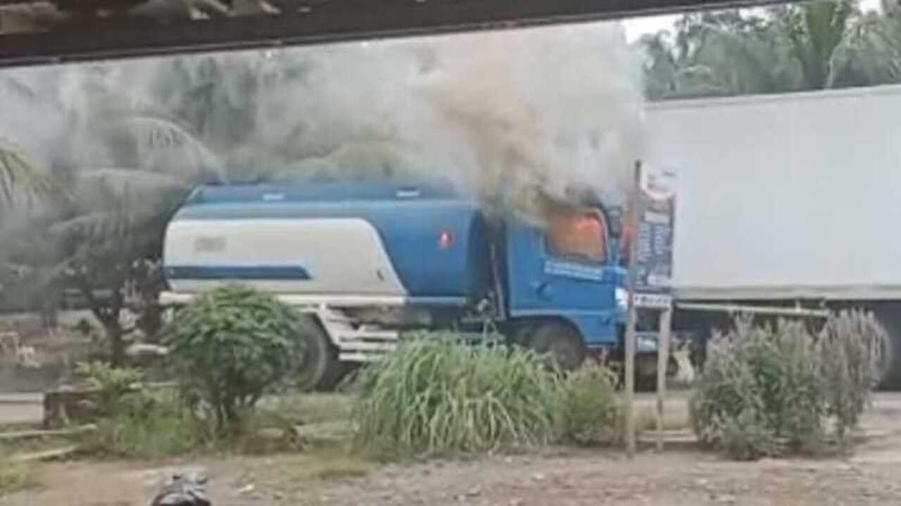 Mobil Tangki Diduga Bermuatan Minyak Tabrakan dengan Truk Fuso di Bayung Lencir, Terbakar Hebat