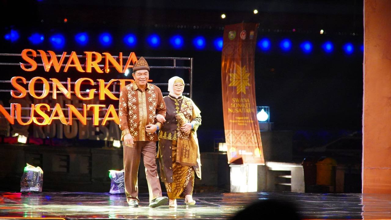 Tampil di Catwalk, Bupati HM Toha Bareng Ketua TP PKK Patimah Pakai Songket Motif Gambo Muba