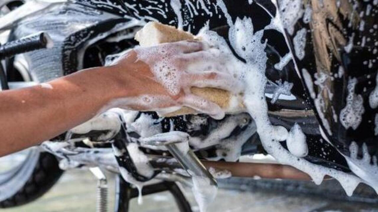 Cara Aman Mencuci Mesin Motor di Rumah, Bikin Kinclong Tanpa Risiko Karat dan Kerusakan
