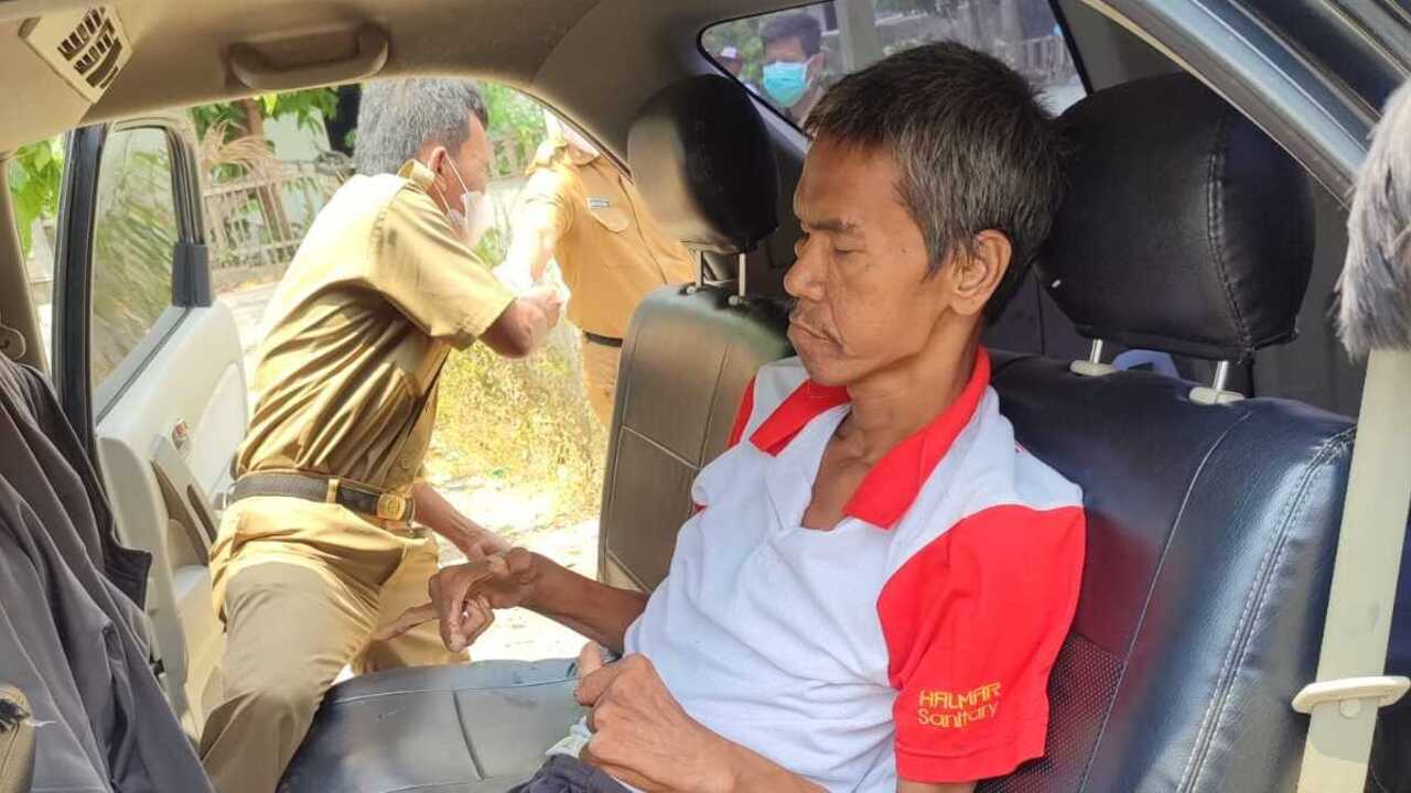 Sempat Terlantar di OKI, Dermawan Diantarkan ke Keluarga di Palembang