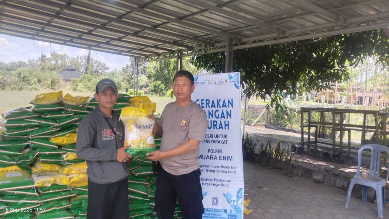 Salurkan 8 Ton Beras Murah untuk Warga Gelumbang