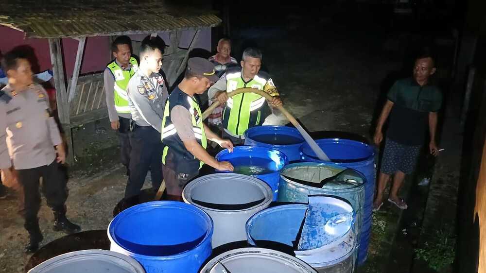Listrik Padam, Polres Prabumulih Turun Tangan Beri Bantuan Air Bersih