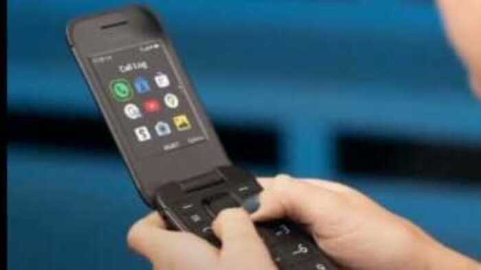 Nokia 2760 Flip Ponsel Lipat Klasik Di-mix dengan Fitur Modern Berbobot 13 Gram yang Nyaman Dibawa