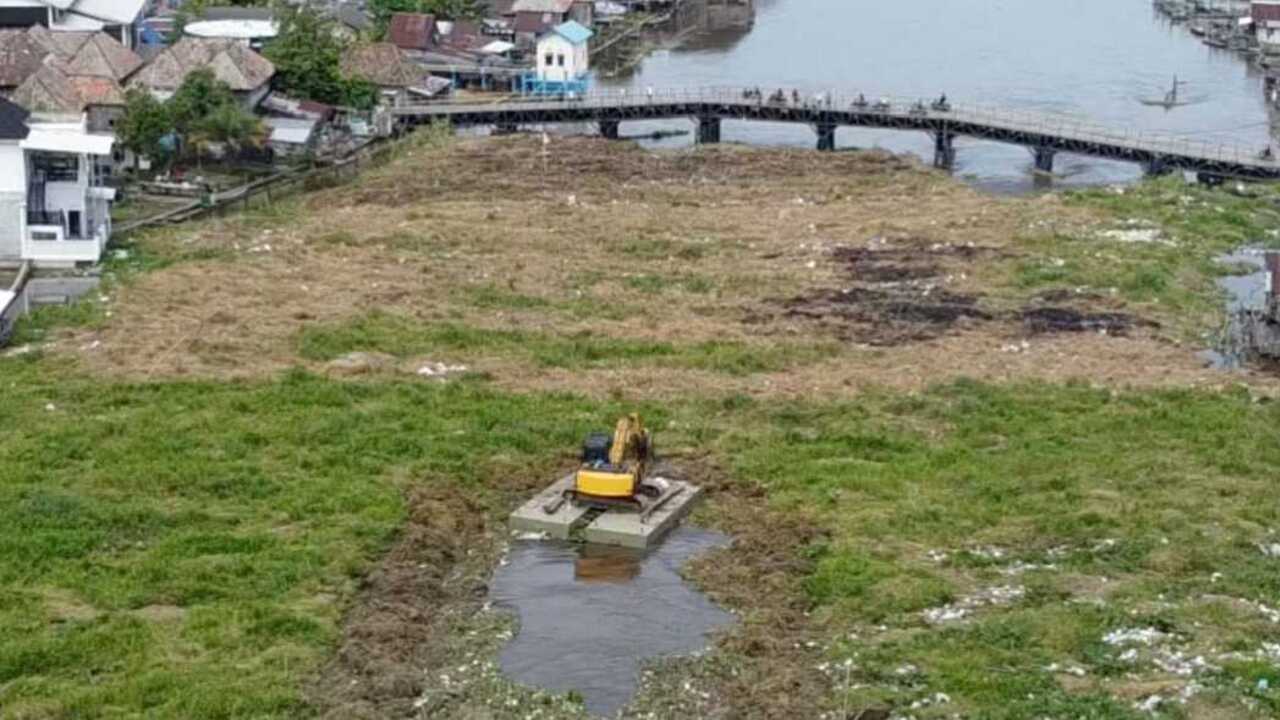 PUPR OKI Turunkan Alat Berat, Bersihkan Gulma di Jembatan Belanti