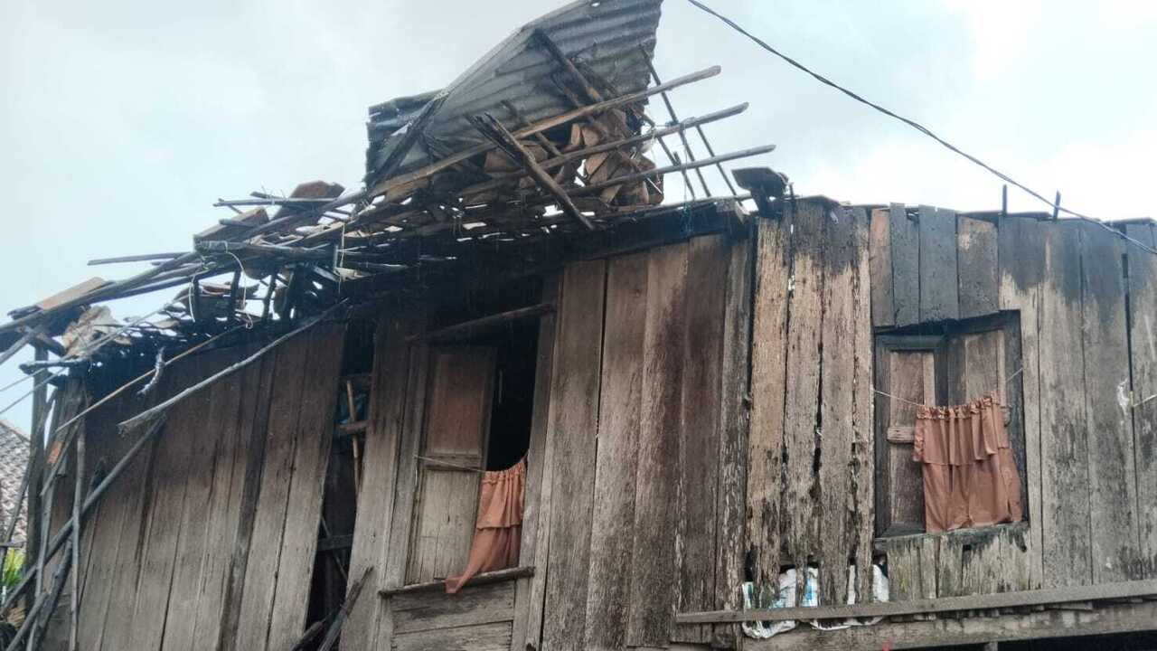 Diterjang Angin Kencang, Rumah Warga Pedamaran VI OKI Rusak Berat