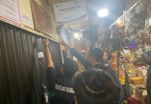 Polrestabes Kota Palembang Olah TKP Kasus Penggembokan Kios Pasar 16 Ilir Palembang