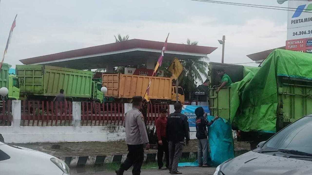 Antrian BBM Jenis Solar Membludak Hingga Ke Badan Jalan, Polisi Lakukan Ini