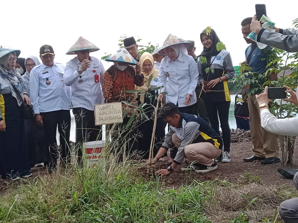Pemkot Palembang Bersama Universitas Tridinanti Tanam Bibit Pohon di Kawasan Lebak Murni, Ini Tujuanya...