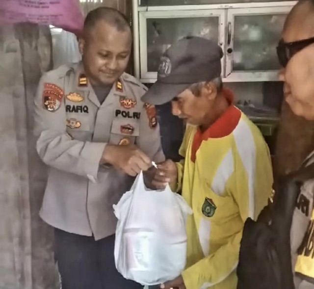 Wujud Kepedulian dan Mengayomi, Polsek Prabumulih Barat Santuni Buruh Sadap Karet