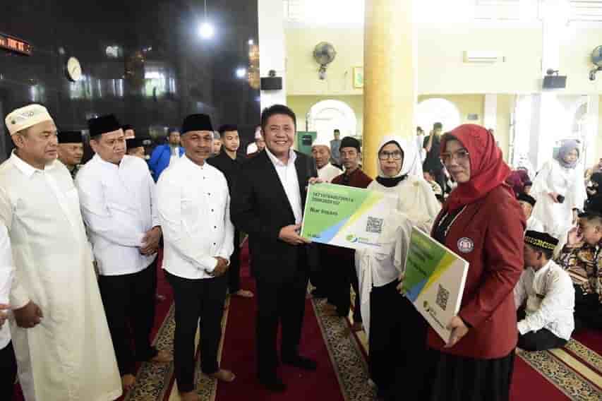 Herman Deru Bagikan 1.200 Kartu BPJS Ketenagakerjaan untuk Ustadz/Ustadzah se-Kota Palembang